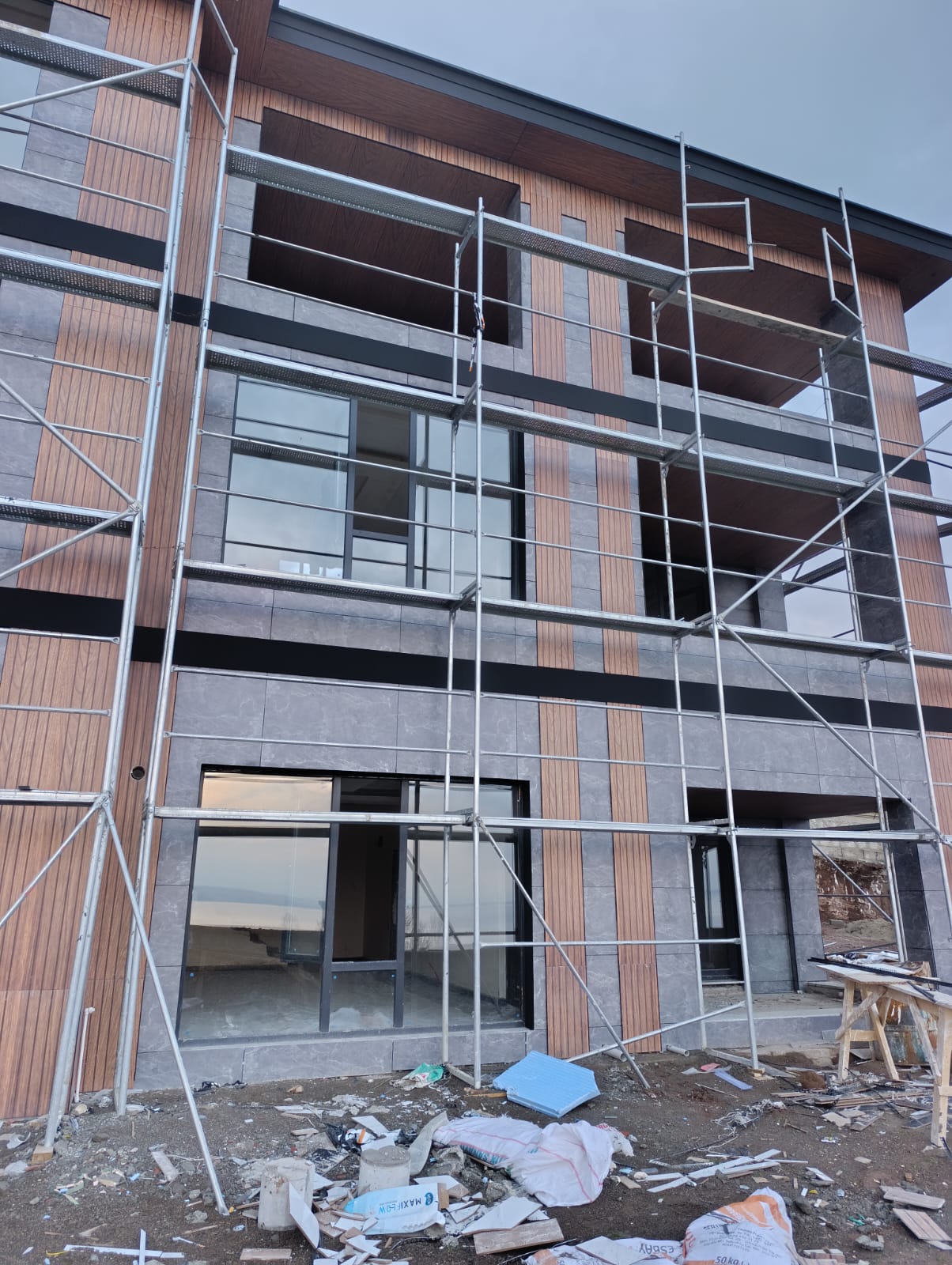 Villa façade effet ardoise et bardage bois - vue de face